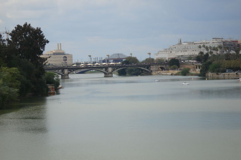 río Guadalquivir a su paso por Sevilla, foto descargada de
			http://es.wikipedia.org/wiki/Imagen:Guadalquivir_Sevilla.JPG y con
			licencia GNU Free Documentation License, Version 1.2 or any later
			with no Invariant Sections, no Front-Cover Texts, and no Back-Cover Texts